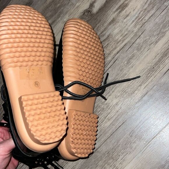 Daily Shoes - Picture 3 of 3